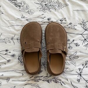 Women’s platform suede clogs in light brown